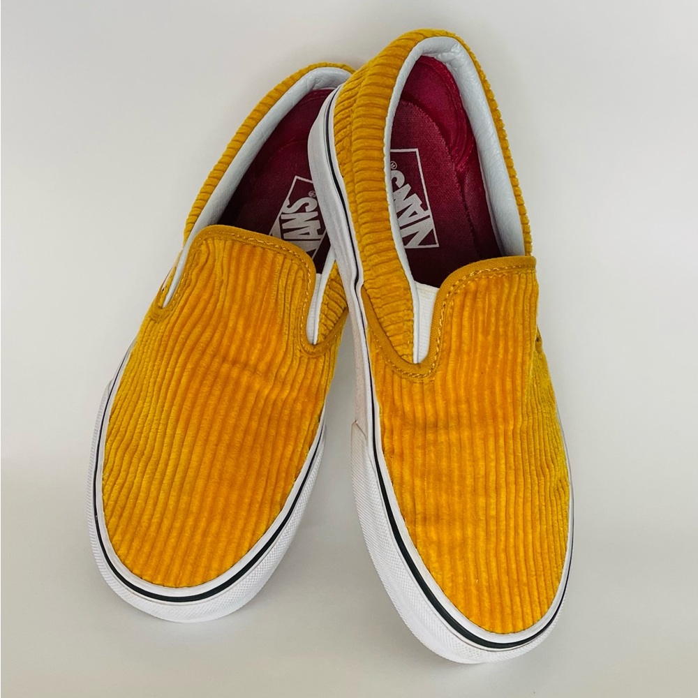 VANS•SLIP ON•MUSTARD YELLOW CORDUROY•WOMENS 7 / MENS 5.5